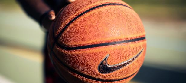 篮球赛场焦点！中国队对阵韩国队，压哨绝杀，引爆全场观众欢呼