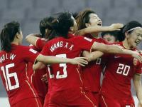 女足比赛全情投入，互不相让