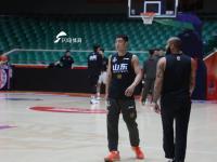 山东男篮力克劲敌，登上榜首宝座的简单介绍